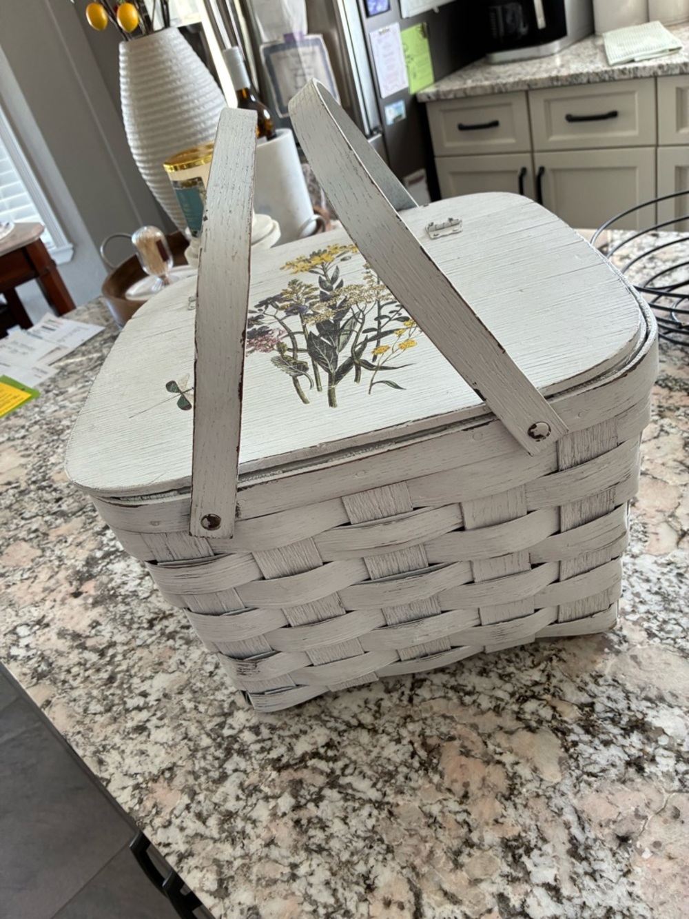 BEAUTIFUL HAND Painted Picnic Basket/Sewing Basket! Absolutely Gorgeous! 💐💐💐💐💐🌼🌼
